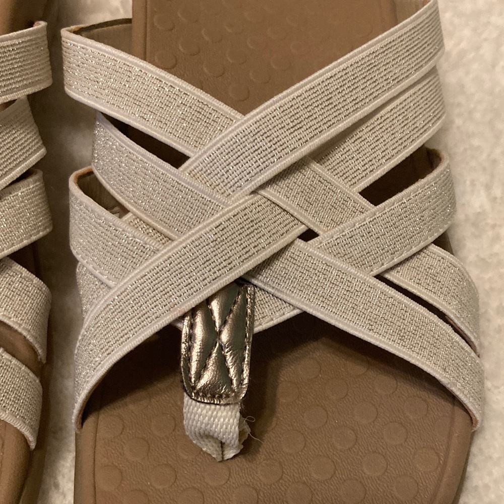 Vionic cute straps cream and gold specks size 7 sandals in excellent condition